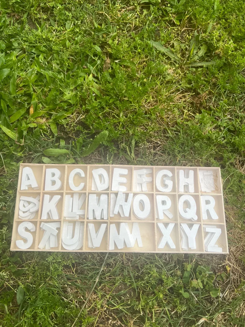 Letras blancas Mayúsculas en madera