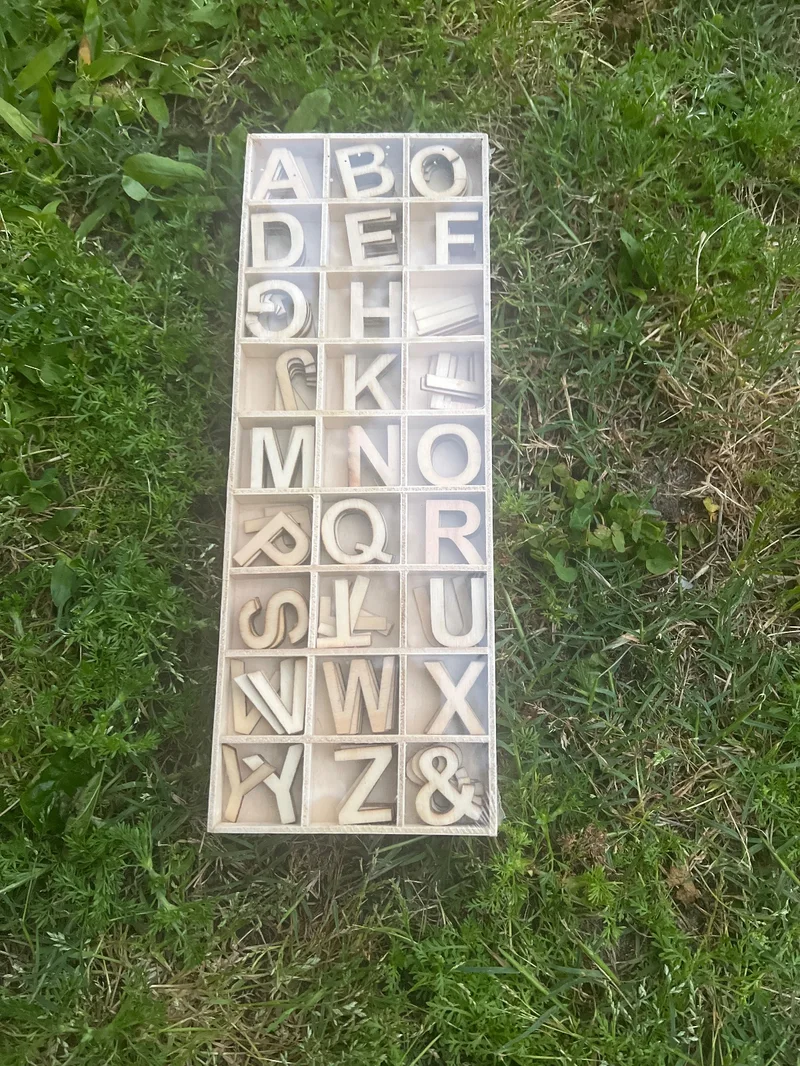 Letras finas en madera imprenta mayúscula