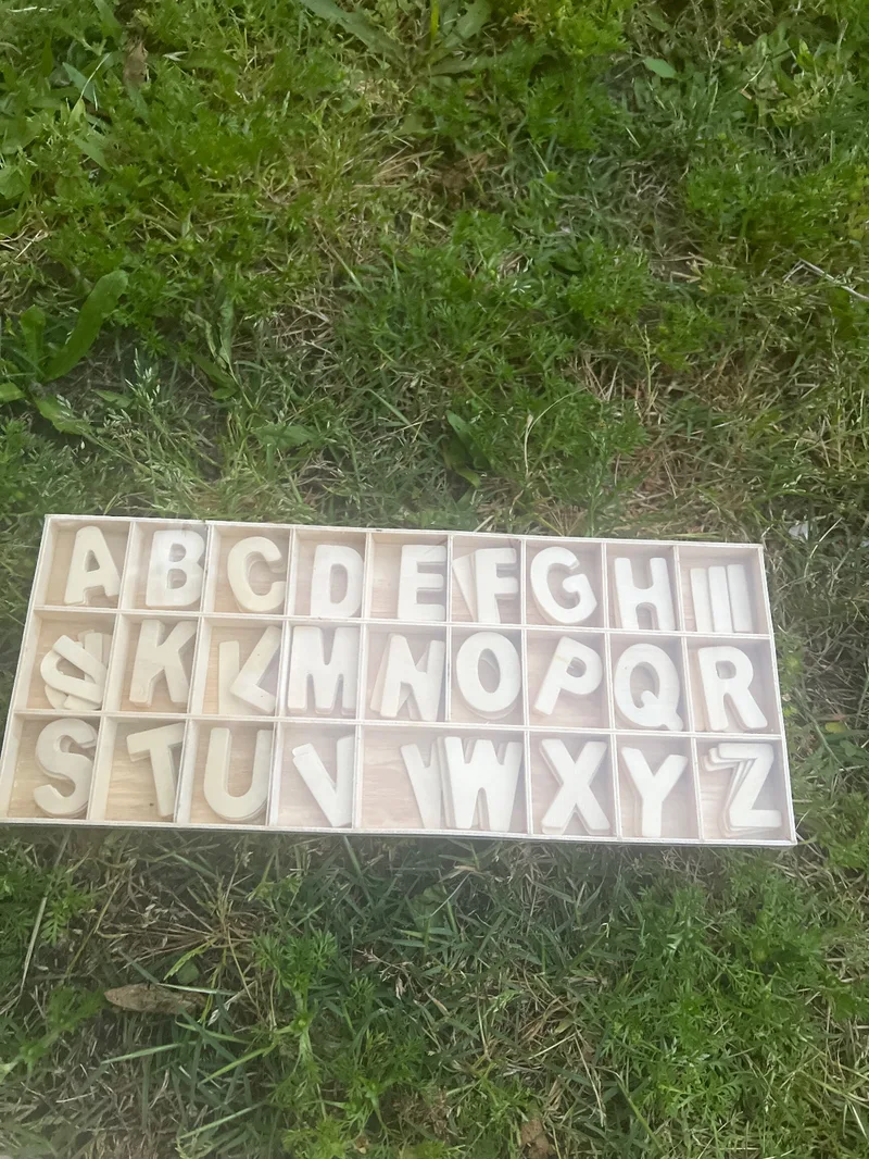 Letras en mayúsculas madera color madera