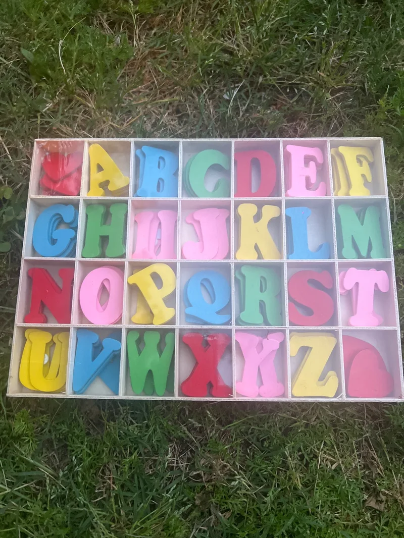 Letras en mayúsculas de madera colores