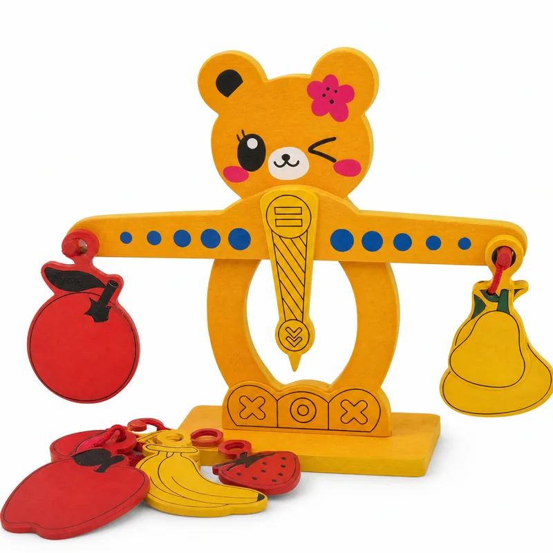 Balanza de madera con forma de oso y frutas